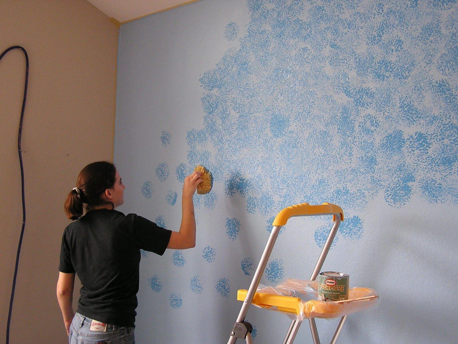 Как самостоятельно покрасить обои под покраску. Декоративное окрашивание стен. Оригинальное окрашивание стен водоэмульсионной краской. Краска для стек вквартире. Декоративная побелка стен.